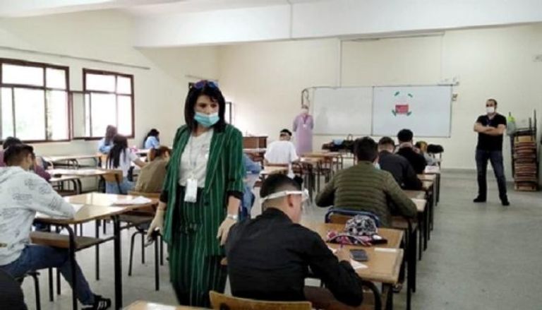 طلبة جزائريون يجتازون امتحانات شهادة البكالوريا وسط حراسة مشددة
