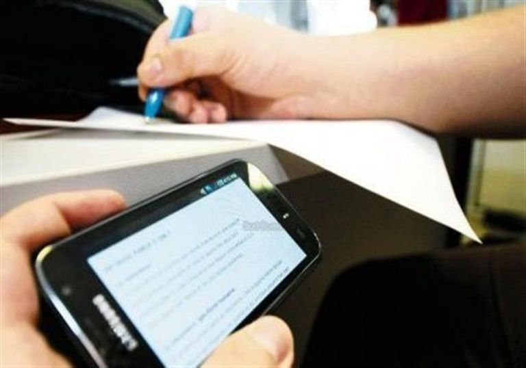 الغش باستعمال الهاتف التقال في الامتحانات طلبة جزائريون يجتازون امتحانات شهادة البكالوريا وسط حراسة مشددة