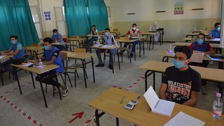 طلبة جزائريون يجتازون امتحانات شهادة البكالوريا طلبة جزائريون يجتازون امتحانات شهادة البكالوريا وسط حراسة مشددة