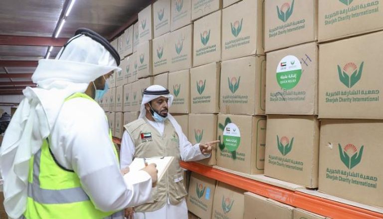 جانب من تجهيز المساعدات الإماراتية قبل إرسالها إلى السودان