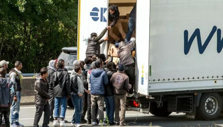 لحظة إخراج المهاجرين غير الشرعيين من شاحنة مبردة