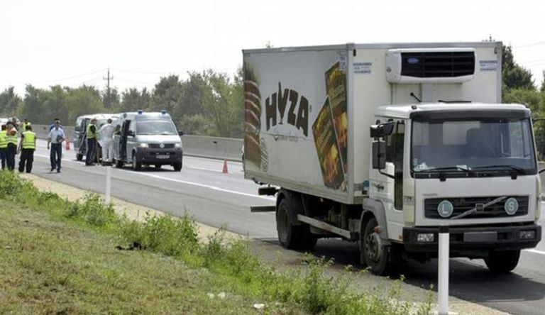 لحظة إخراج المهاجرين غير الشرعيين من شاحنة مبردة