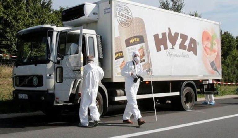 لحظة إخراج المهاجرين غير الشرعيين من شاحنة مبردة