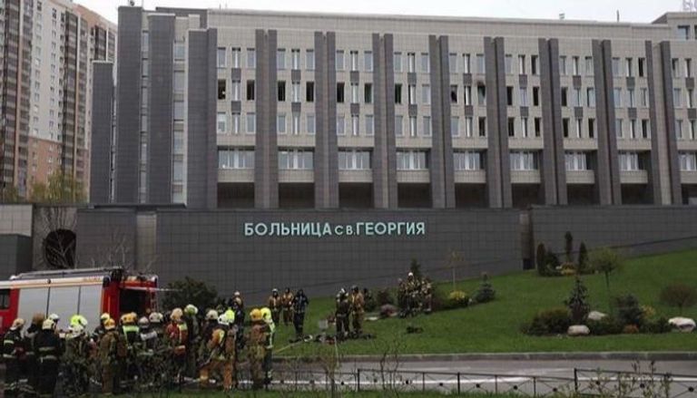 فرق مكافحة الحرائق أمام أحد مستشفيات روسيا- أرشيفية
