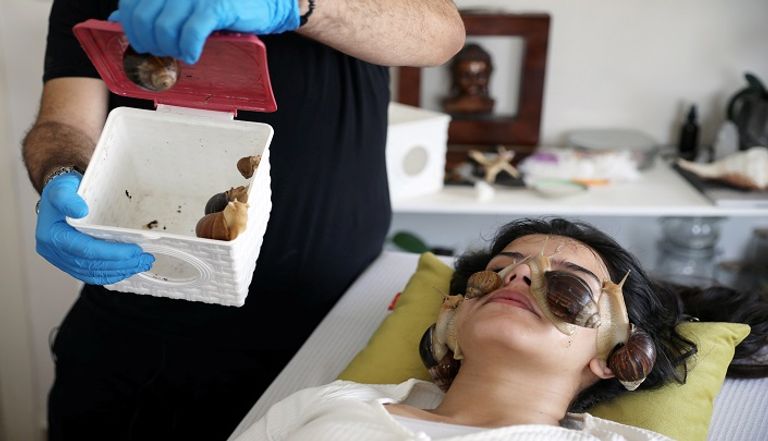 مركز للتجميل بالعاصمة الأردنية عمان، يقدم سهيل سويدان (34 عاماً)، طرقاً للعناية بالبشرة وتجميل وجوه النساء، حيث يضع الحلزون الأرضي الأفريقي العملاق على وجوه زبوناته على وعد بأن المخاط الذي يفرزه الحلزون بشكل طبيعي سوف يجدد شباب بشرة وجوههن مركز للتجميل في الأردن يستخدم الحلزون للعناية بالبشرة