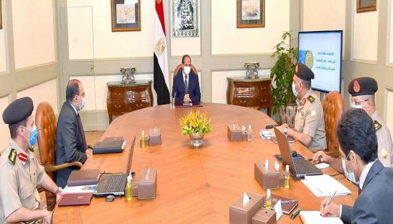 الرئيس السيسي خلال الاجتماع مع عدد من المسؤولين المصريين