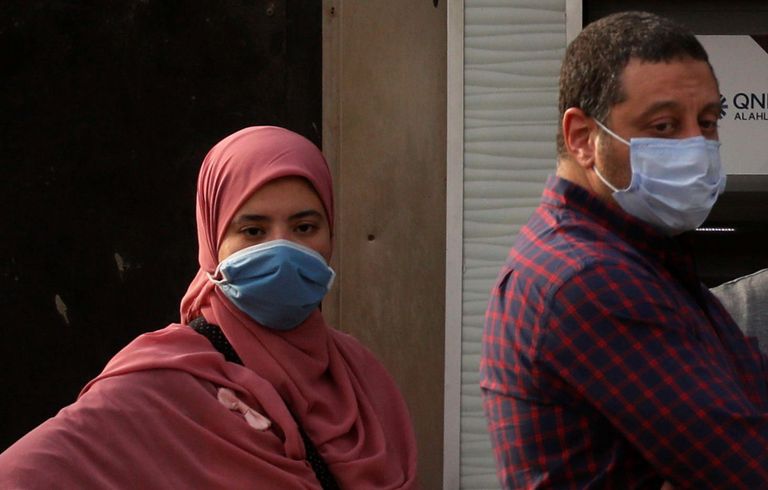 رجلان يرتديان كمامتين للوقاية من فيروس كورونا