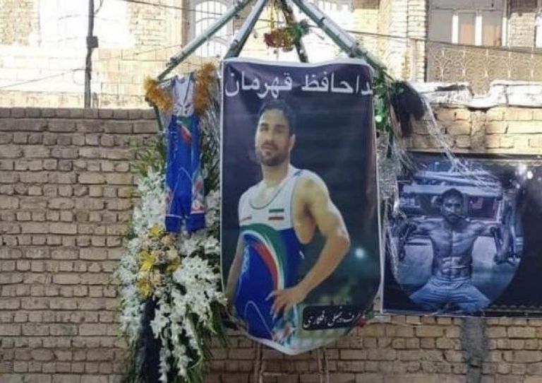 ملصقات تقدم التعازي لعائلة نويد أفكاري - أرشيفية