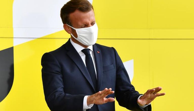 الرئيس الفرنسي إيمانويل ماكرون مرتديا الكمامة