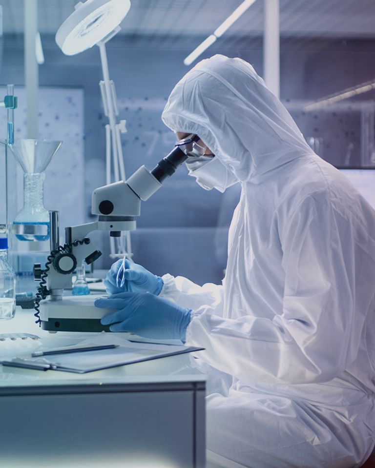 الشيخ محمد بن راشد يطلع على أحد المستشفيات (أرشيفية)