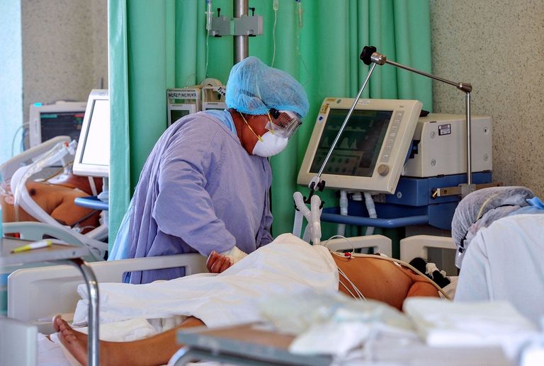 طبيب يساعد أحد المصابين بفيروس كورونا في الولايات المتحدة