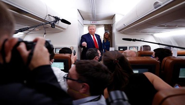 الرئيس الأمريكي خلال حديثه للصحفيين على متن طائرته الرئاسية 