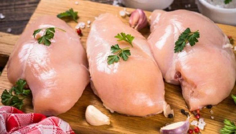 تناول الدجاج النيئ أو غير المطبوخ جيدا يؤدي للإصابة بالسالمونيلا