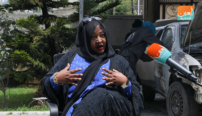 إكرام إدريس تمارس عملها