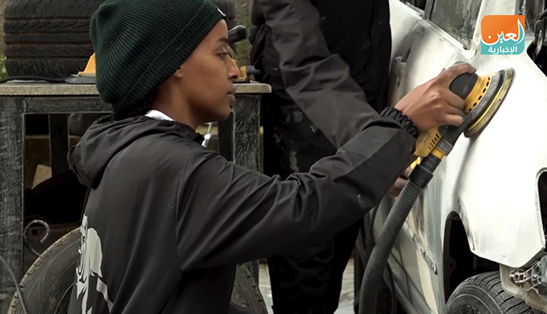 إكرام إدريس تمارس عملها