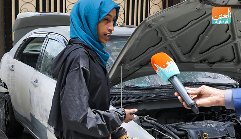 إكرام إدريس تمارس عملها