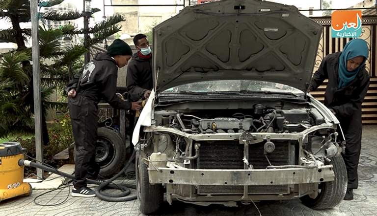 إكرام إدريس تمارس عملها