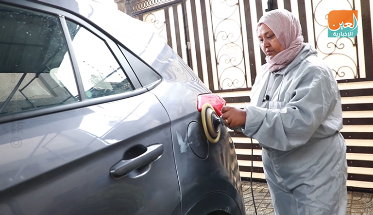 إكرام إدريس تمارس عملها