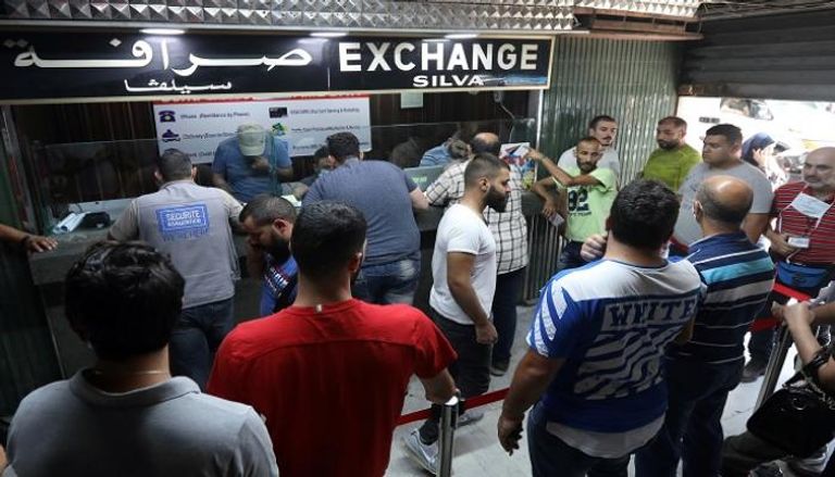 لبنانيون متكدسون أمام شركة صرافة - رويترز