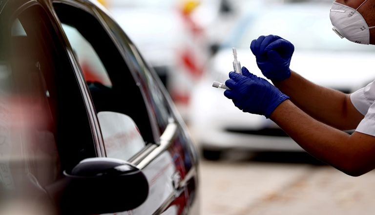 سيدة تخضع لفحص فيروس كورونا في الصين