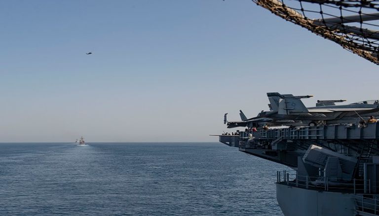 السفن الأمريكية خلال طريقها إلى مياه الخليج لتأمين الملاحة من تهديدات إيران ومليشياتها