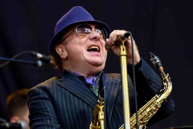 رجل يرتدي كمامة للوقاية من فيروس كورونا