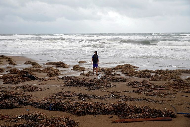 جانب من آثار الإعصار في اليونان