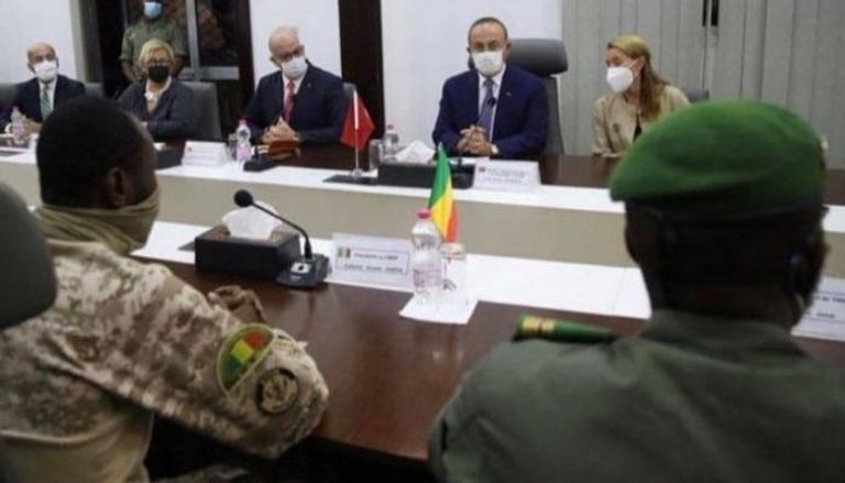 وزير الخارجية التركي خلال لقائه المجلس العسكري في مالي