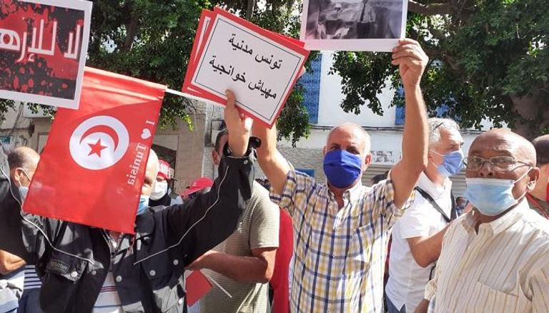 محتجون يرفعون شعارات تطالب بضرورة محاسبة الإخوان 