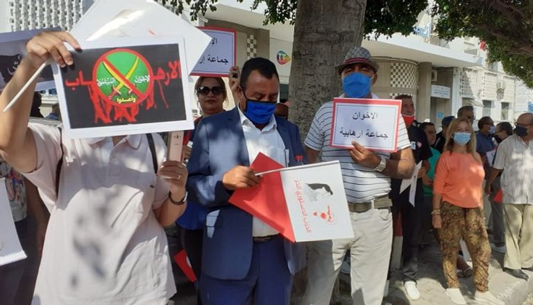 محتجون يرفعون شعارات تطالب بضرورة محاسبة الإخوان