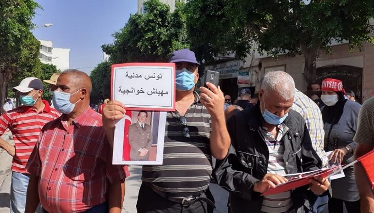 محتجون يرفعون شعارات تطالب بضرورة محاسبة الإخوان