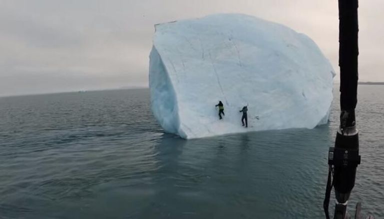 جبل جليدي ينقلب باثنين من المغامرين