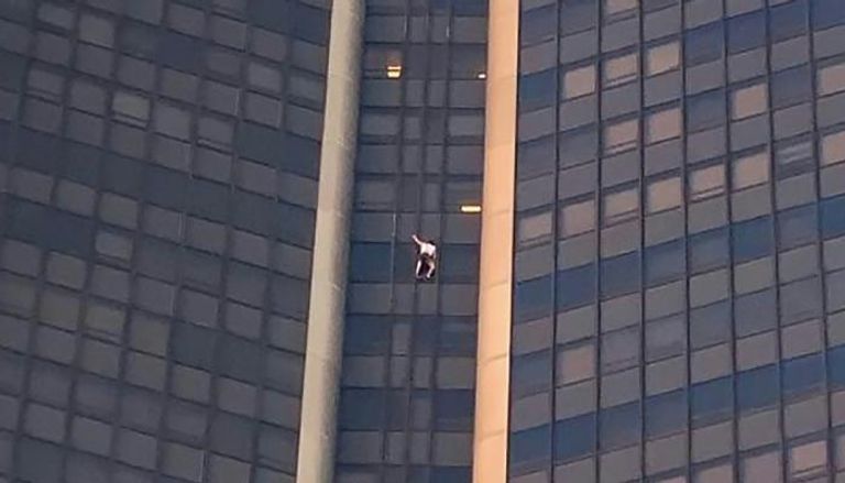 رجل يتسلق بيديه المجردتين أعلى مبنى في باريس