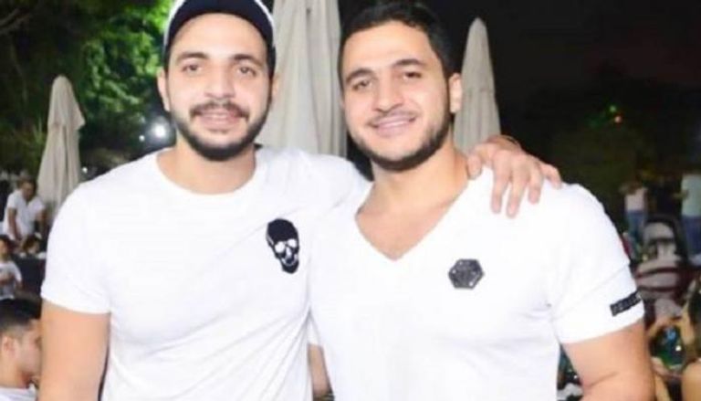 كريم السبكي (يمين) وخالد السبكي (يسار) المنتج المصري أحمد السبكي