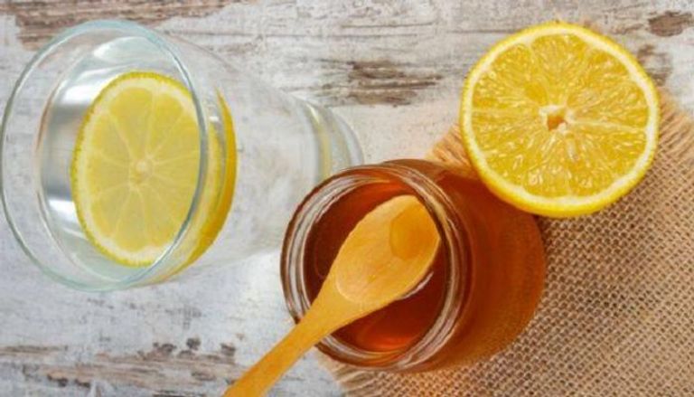 عصير الليمون الطازج مع العسل يساعد في تنظيف القولون