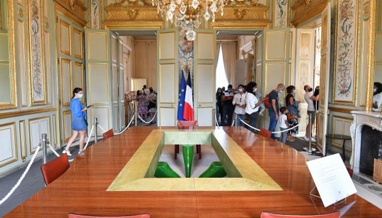 باريسيون يتجولون بصالون قصر الإليزيه الرئاسي في "يوم النُصب المفتوح" – أ ف ب