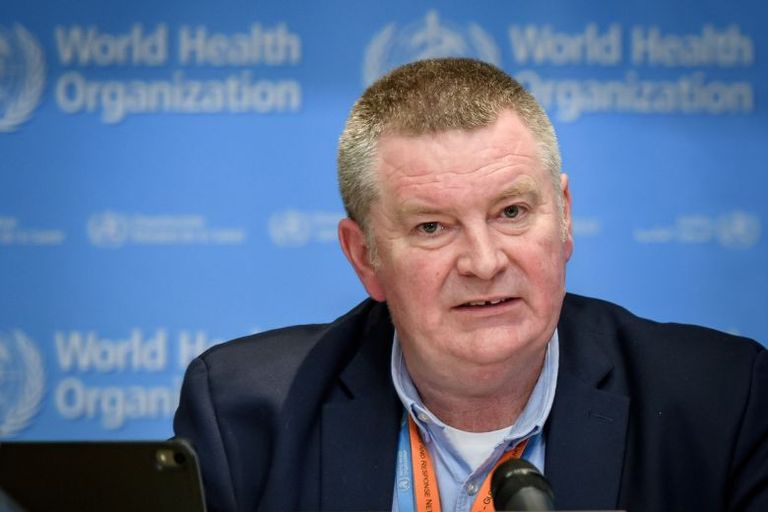 مسافرون يرتدون كمامات للوقاية من عدوى كورونا بمطار بكين الدولي