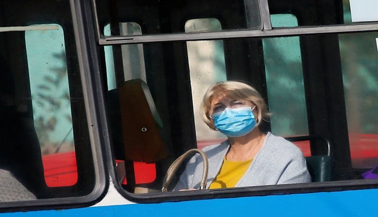 مسافرون يرتدون كمامات للوقاية من عدوى كورونا بمطار بكين الدولي