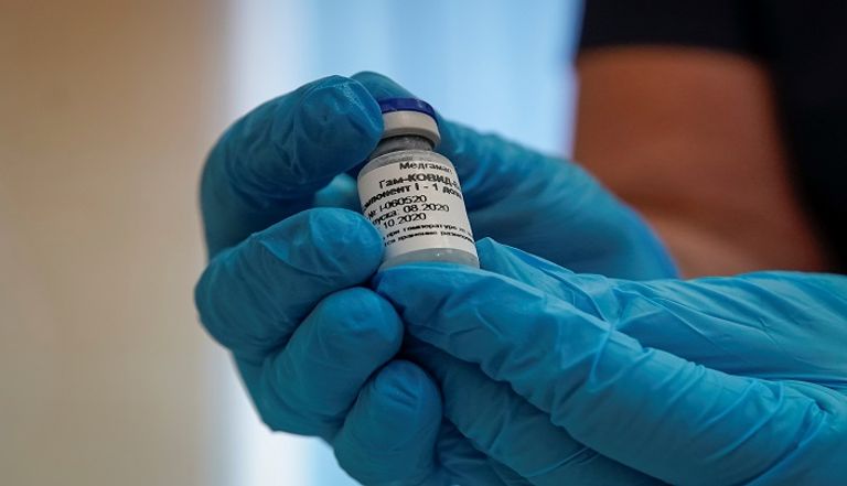 مسافرون يرتدون كمامات للوقاية من عدوى كورونا بمطار بكين الدولي