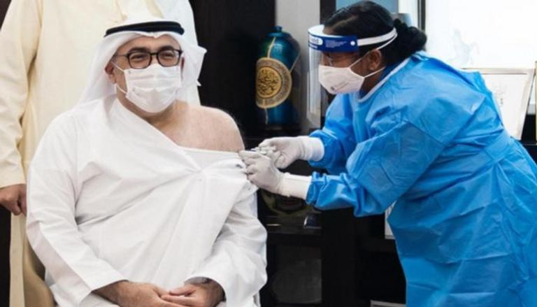 وزير الصحة الإماراتي أثناء تلقيه الجرعة الأولى من لقاح كورونا