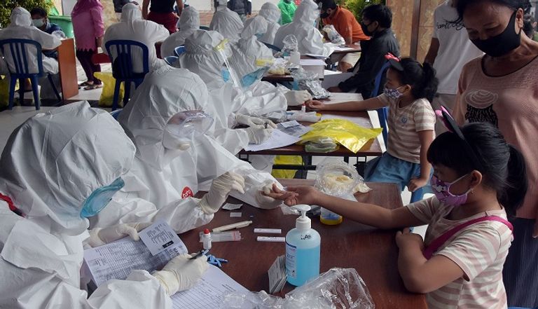 مسافرون يرتدون كمامات للوقاية من عدوى كورونا بمطار بكين الدولي