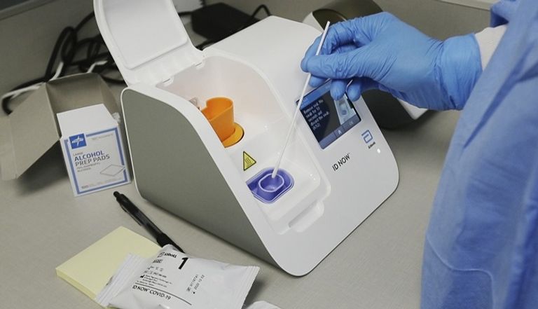 مسافرون يرتدون كمامات للوقاية من عدوى كورونا بمطار بكين الدولي