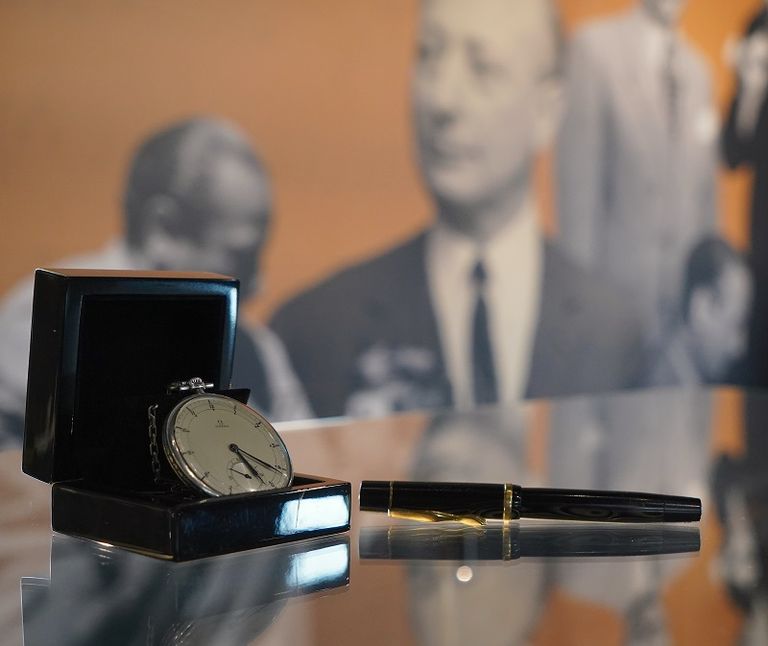 ساعة وقلم ونوتة موسيقية ضمن المعروضات للبيع في المزاد