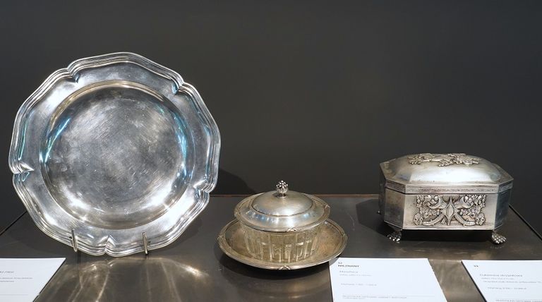 ساعة وقلم ونوتة موسيقية ضمن المعروضات للبيع في المزاد