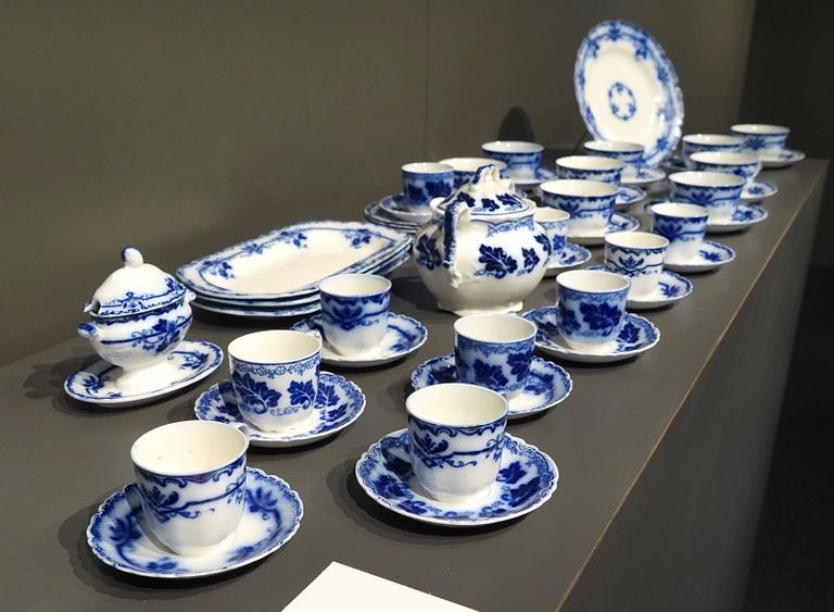 ساعة وقلم ونوتة موسيقية ضمن المعروضات للبيع في المزاد