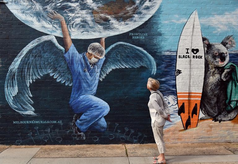 جرافيتي عن كورونا على أحد الجدران في صربيا