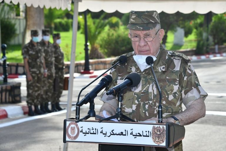 قائد الجيش الجزائري خلال إلقاء كلمته قائد أركان الجيش الجزائري في مقر الناحية العسكرية الثانية