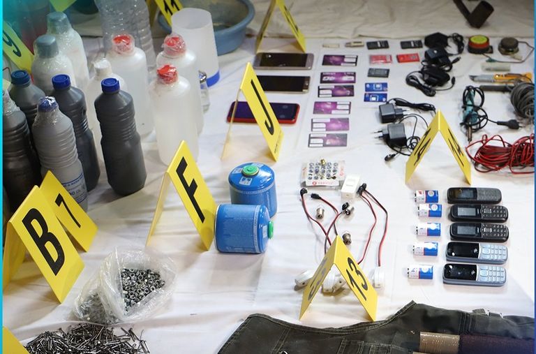 جانب من المضبوطات بحوزة الخلية الإرهابية جانب من المضبوطات بحوزة الخلية الإرهابية