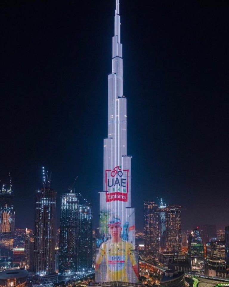 برج خليفة يحتفي بتتويج بوجاتشار تادي بوجاتشار دراج فريق الإمارات