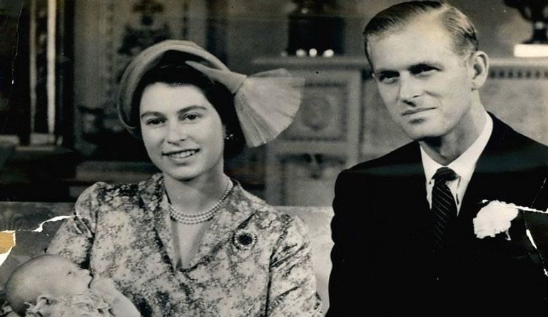 الأمير تشارلز رضيعا برفقة والديه- نقلا عن صحيفة ميرور